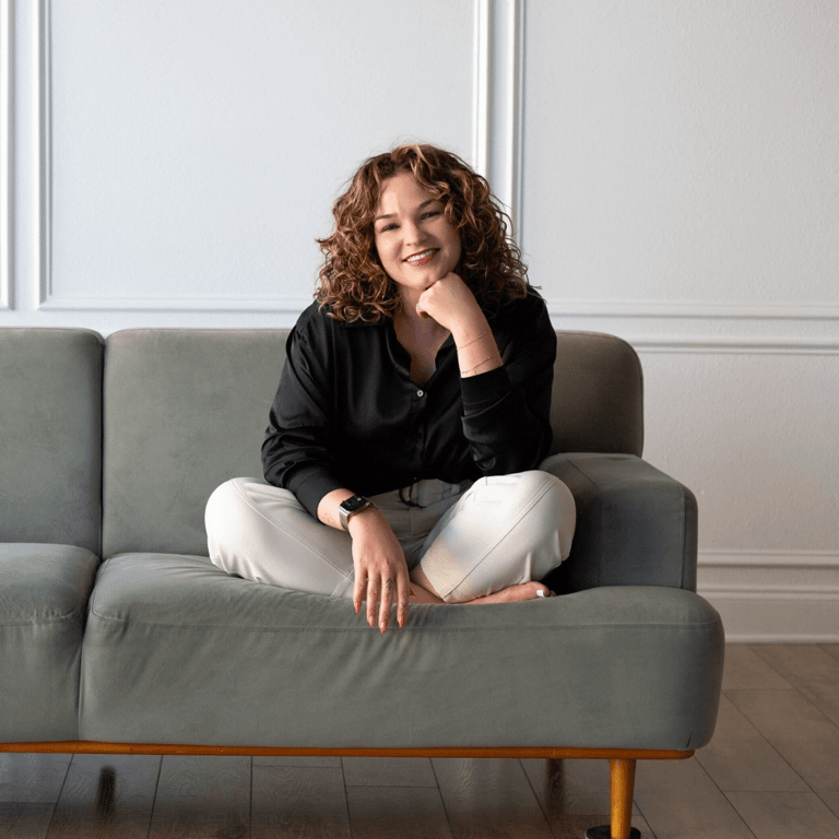 Kayla Meyer smiling, a compassionate mental health clinician at Pothos Health